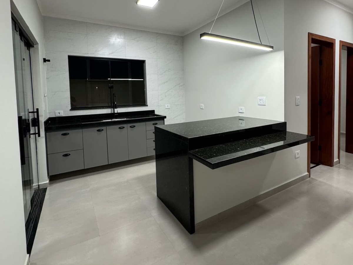 Cozinha da Casa 1 com móveis planejados, bancada e ilha central.